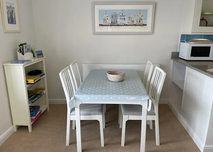 Lovely Seafront 2 Bedroom Apartment 4